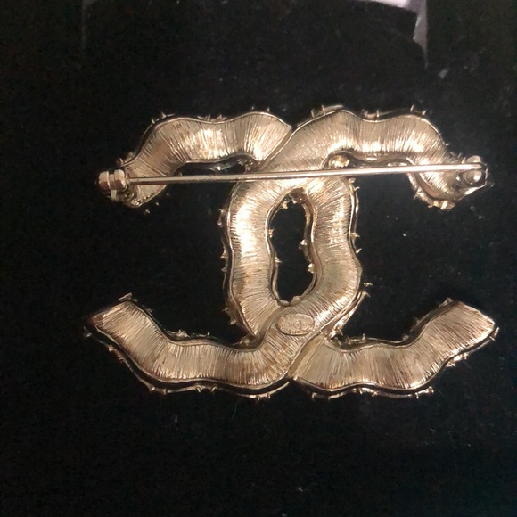 Authentic Channel brooch - Picture 5 of 7